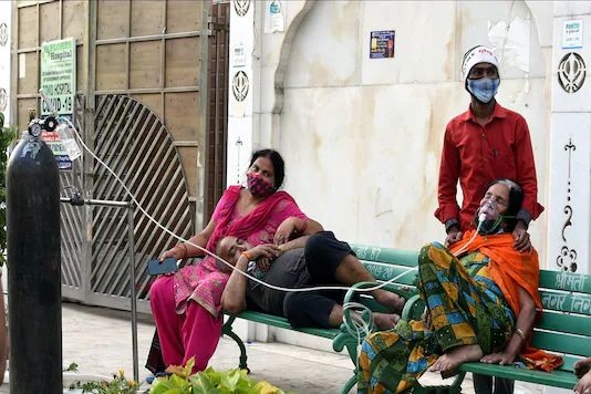 Ghaziabad: A COVID-19 patient receives free oxygen, provided by a Sikh organization at Indirapuram Gurudwara, in Ghaziabad, Saturday. (PTI)